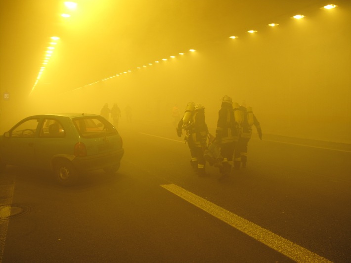 FW-AR: Einsatzkräfte üben den Ernstfall in Arnsberger Autobahn-Tunnel