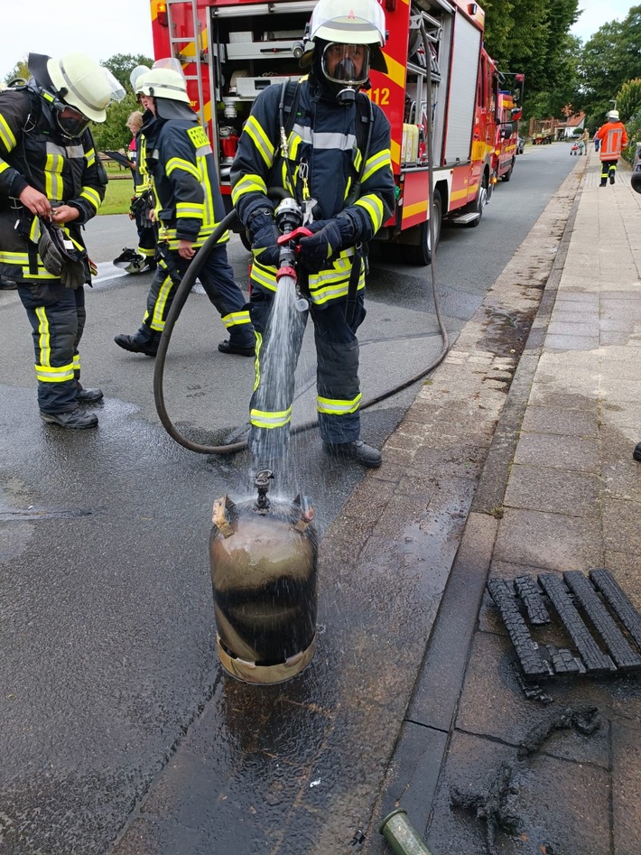 FFW Schiffdorf: Gasflasche brennt in Wehdel - Anwohner können Feuer selbständig löschen
