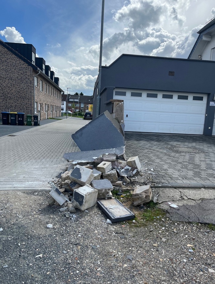 POL-AC: Unfall im Nordkreis - Auto fährt gegen Mauer