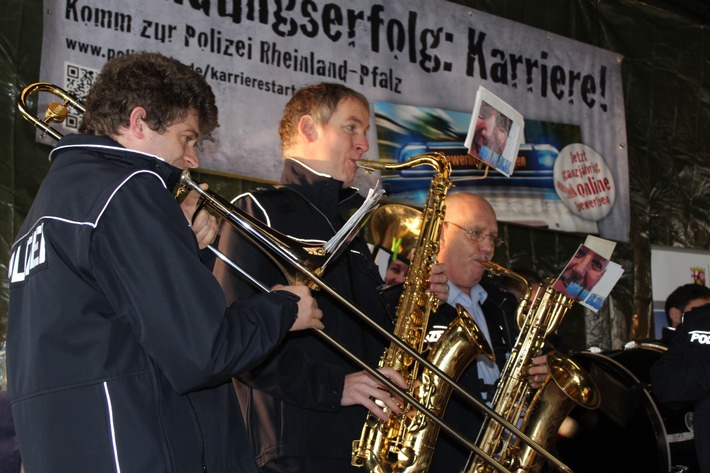 POL-PDKL: Über Tisch und Bänke
Musikalischer Leckerbissen in der Bauhofhalle Patersbach