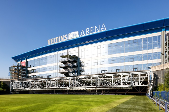 Vor 20 Jahren wurden Namensrechte übernommen / Schriftzug der Veltins-Arena strahlt weithin ins Revier und steht für Schalker Gastlichkeit