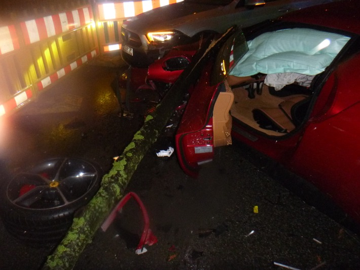POL-BI: Unfall mit Ferrari sorgt für Straßensperrung