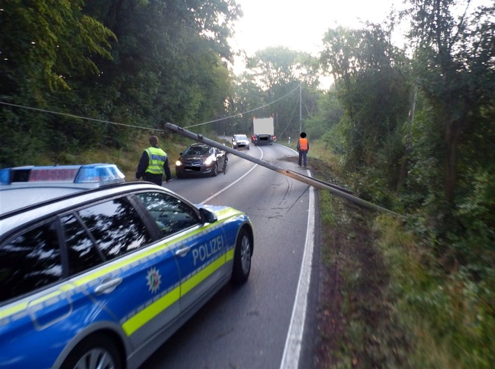 POL-MI: Strommast "schwebt" nach Unfall über Straße