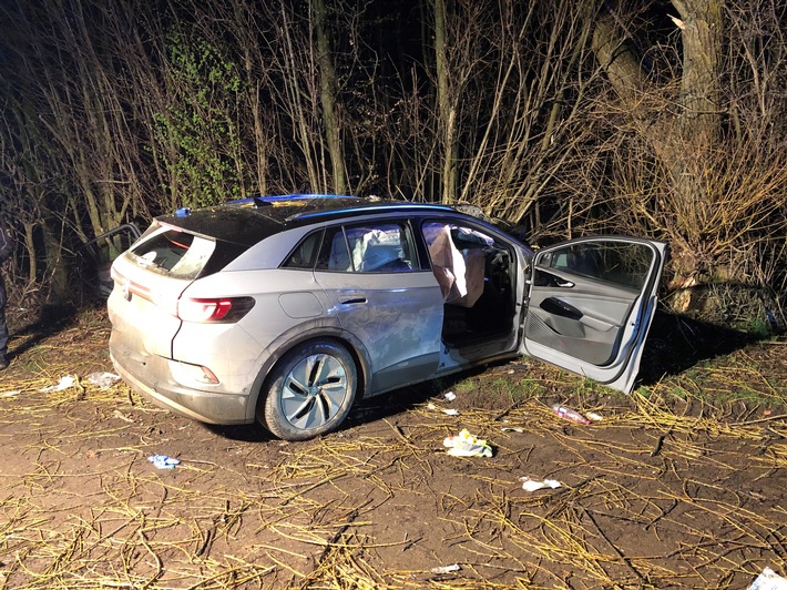 POL-AC: Verkehrsunfall in Alsdorf - Beifahrer schwebt in Lebensgefahr