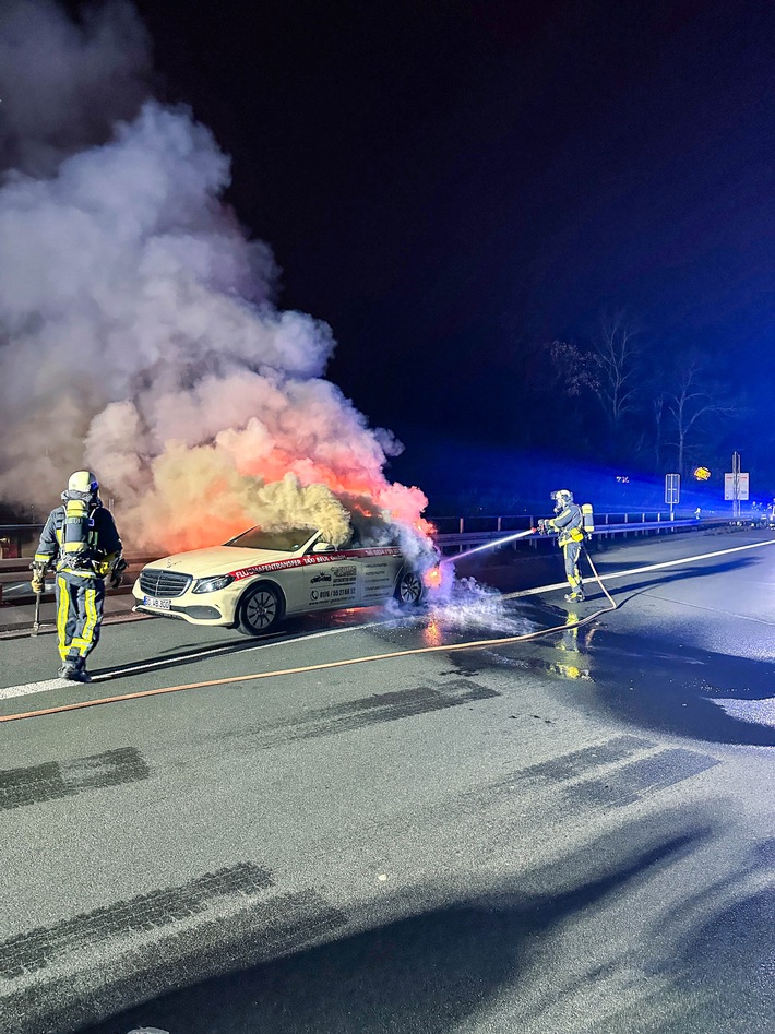 FW-BO: Brand eines PKWs in der Nacht von Sonntag auf Montag auf der A40