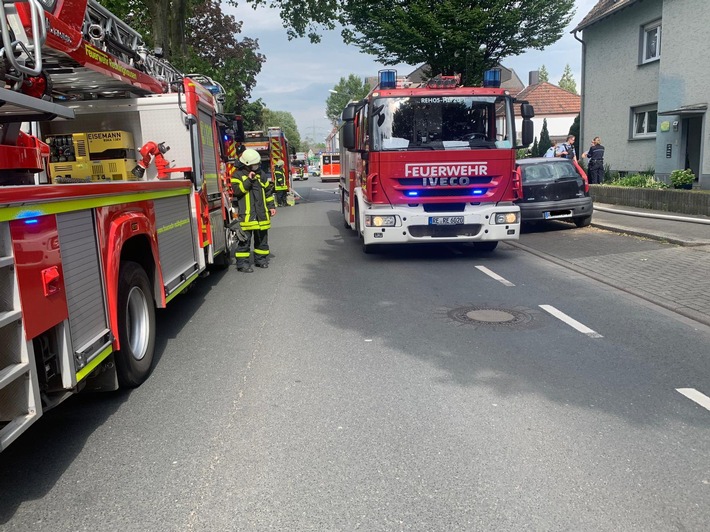 FW-RE: Küchenbrand mit einer verletzten Person