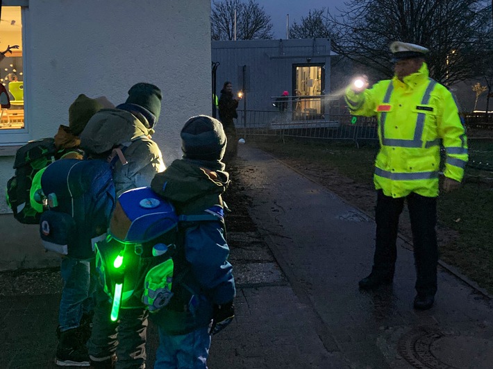 Mittelhessen: MARBURG-BIEDENKOPF: "Aktion Glühwürmchen" - Sicher zur Schule in der dunklen Jahreszeit
