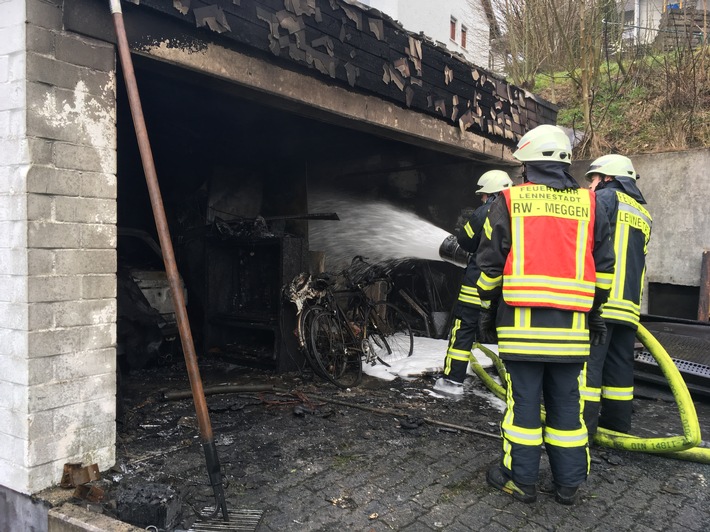 FW-OE: Garagenbrand fordert Lennestädter Feuerwehr