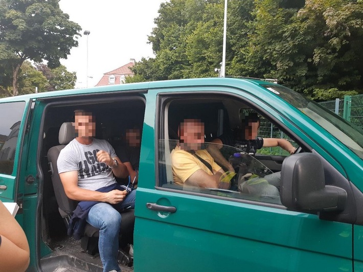 Bundespolizeidirektion München: Polizei- und strafrechtlich relevantes Fahrzeug und Smartphone/ Bundespolizei bringt Schleuser in Haft