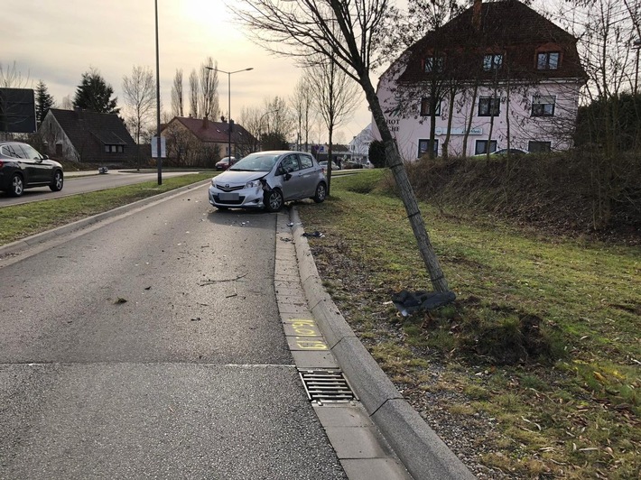 POL-PDPS: Toyota Auris überschlägt sich im Käthe-Dassler-Verkehrskreisel