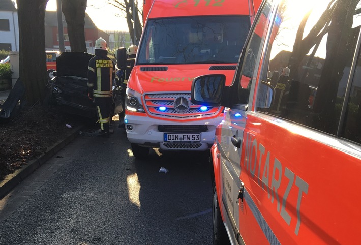 FW Dinslaken: Verkehrsunfall auf der Augustastraße