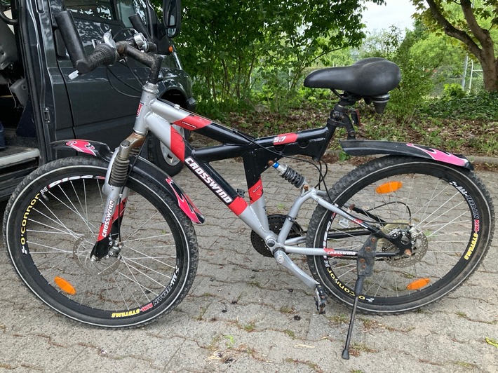 POL-DA: Griesheim: Duo festgenommen und entwendetes Rad entdeckt / Wer erkennt sichergestellte Fahrräder