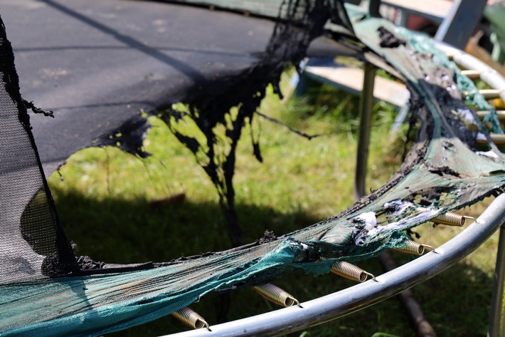 FW Hambühren: Brand einer Gartenlaube greift auf benachbarten Schuppen über - Anwohner löscht mit Gartenschlauch