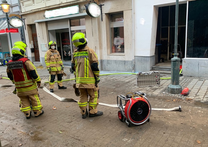 FW-Stolberg: Zimmerbrand - Menschenleben in Gefahr