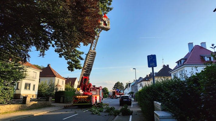 FW-EN: Ast drohte auf Fahrbahn zu fallen