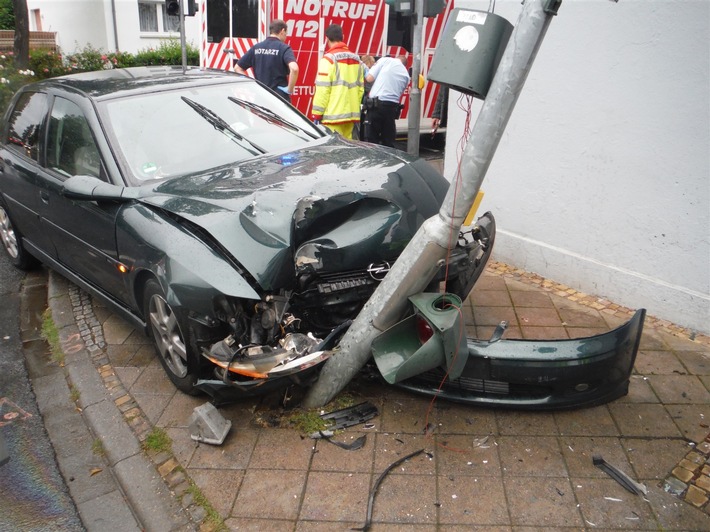 POL-DN: Berauscht gegen Ampel gerauscht