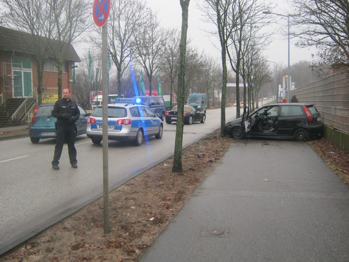 POL-SE: Wedel: Nach wilder Raserei auf der Rissener Straße - Fahrt endet zwischen Mauer und Baum - betrunkener Fahrer wird von Zeugen festgehalten
