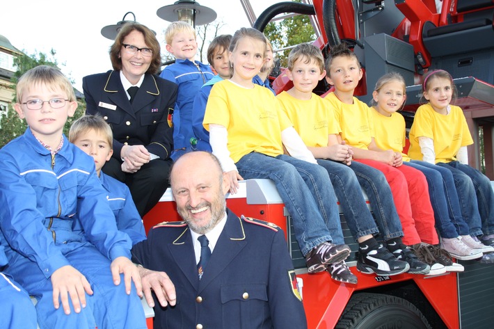 Kindergruppen öffnen Feuerwehr für Jung und Alt / DFV-Beiratsvorsitzende Crawford trifft Bambinigruppen in Rheinland-Pfalz (BILD)