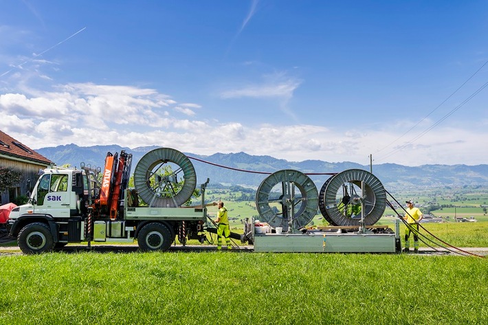 Medienmitteilung: SAK verkabelt Freileitungen in der Linthebene – für mehr Versorgungssicherheit