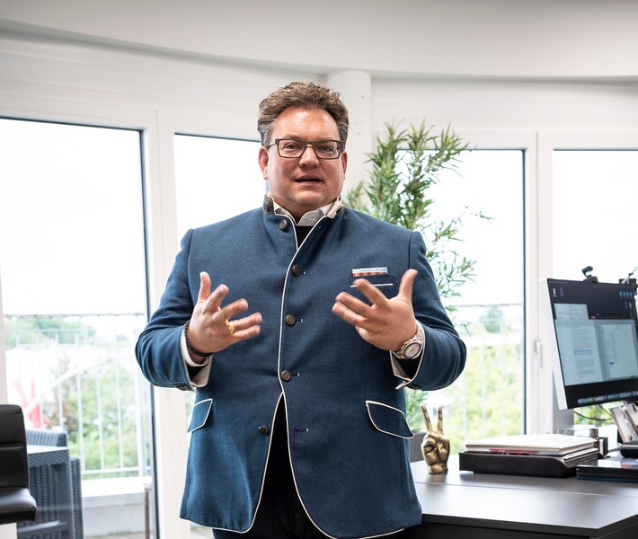 Bernhard Schindler, Unternehmer. Businesstower Office / Weiterer Text über ots und www.presseportal.de/nr/177121 / Die Verwendung dieses Bildes für redaktionelle Zwecke ist unter Beachtung aller mitgeteilten Nutzungsbedingungen zulässig und dann auch honorarfrei. Veröffentlichung ausschließlich mit Bildrechte-Hinweis.