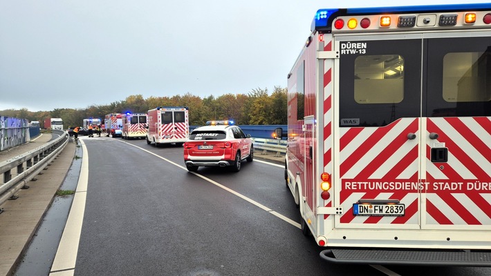 FW Düren: Verkehrsunfall auf der B264 mit drei verletzten Personen