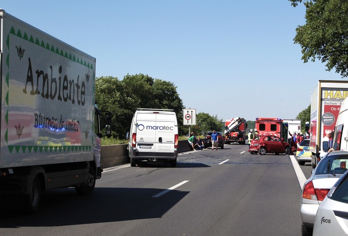 FW-E: Verkehrsunfall mit vier beteiligten Fahrzeugen, fünf Menschen verletzt, zwei davon schwer