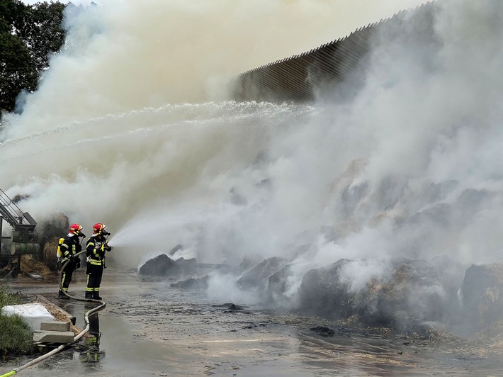 FW-RD: Brand im Heulager - Feuerwehr mit Großaufgebot im Einsatz