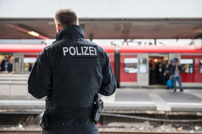 Bundespolizeidirektion München: Brennende Zigarette gegen den Hals gedrückt