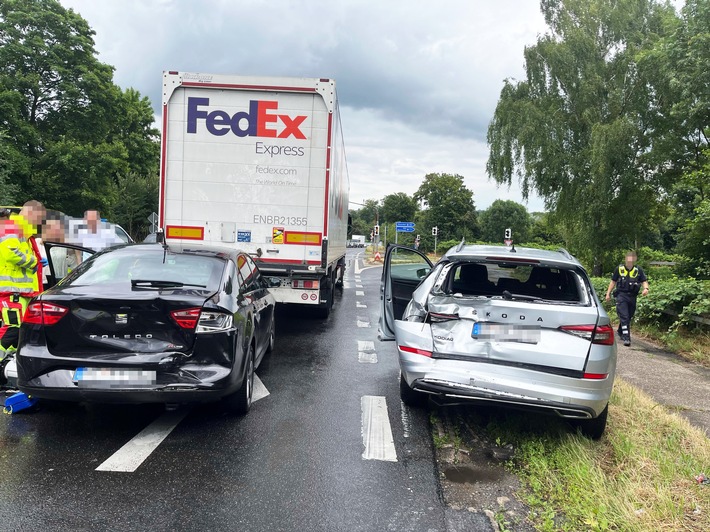 POL-ME: Zwei Verletzte und hoher Sachschaden bei Auffahrunfall - 2506122