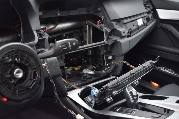 POL-NE: Airbags und Navisystem ausgebaut - Kriminalpolizei hat die Ermittlungen aufgenommen