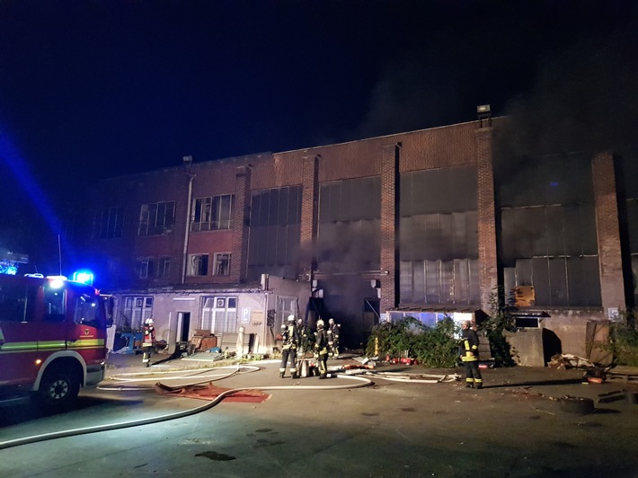 FW-DO: 14.08.2019 - FEUER IN DORTMUND MITTE-WEST
Feuer in leerstehender Lagerhalle an der Dorstfelder Allee