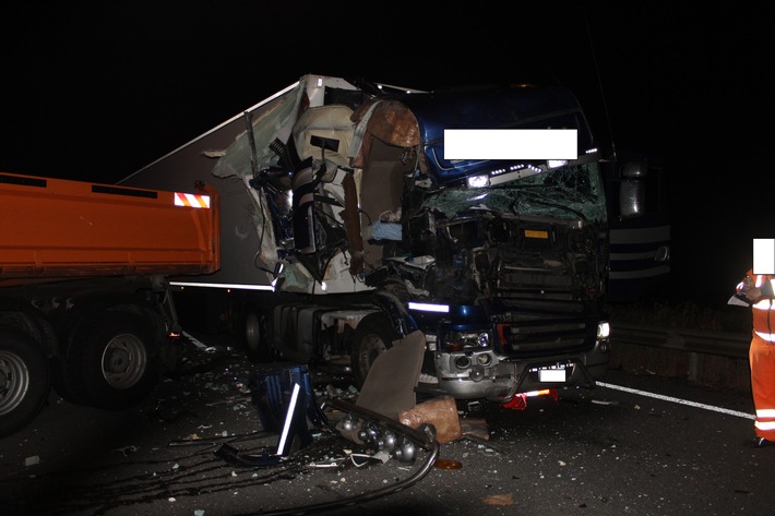 POL-PDNW: Vollsperrung der BAB 61 nach Unfall mit Sattelkraftfahrzeug
