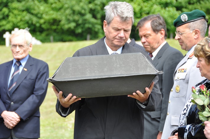 Zeichen gegen Flucht und Vertreibung - Einbettung von 220 Kriegstoten in Neumark (Stare Czarnowo/Polen) / 22. Oktober 2016, 12 Uhr