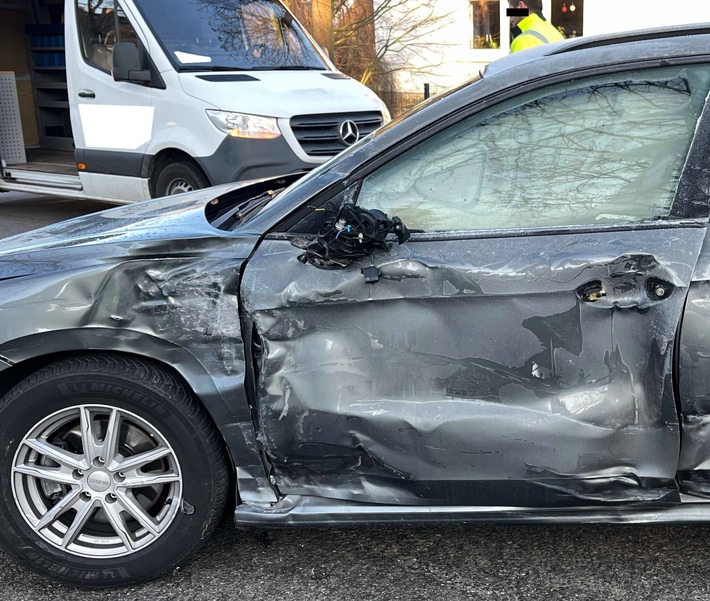 POL-MI: Müllwagen und Skoda kollidieren miteinander