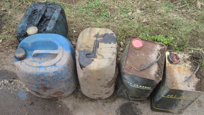 POL-NI: Altölkanister mit ca. 100 Liter Inhalt illegal entsorgt