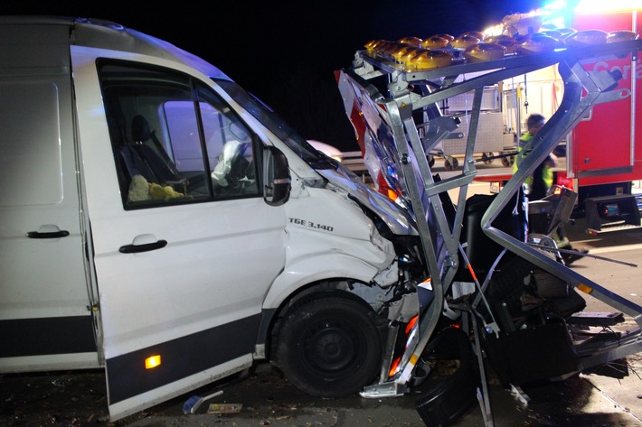 API-TH: Kleintransporter fährt ungebremst auf Schilderwagen auf