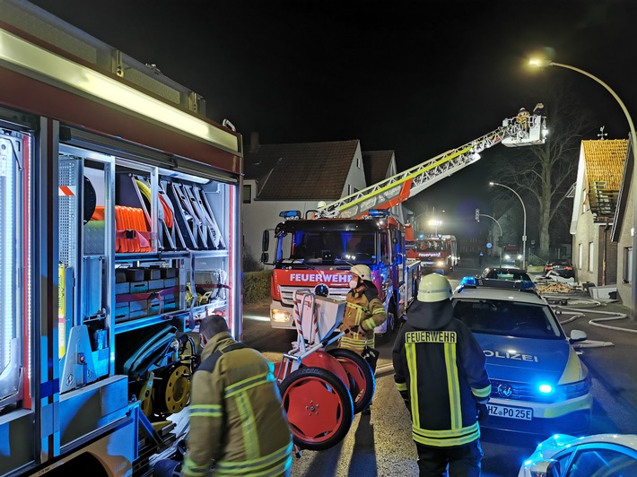 FW Osterholz-Scharm.: Feuerwehr verhindert Dachstuhlbrand