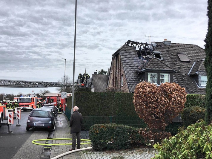 FW-NE: Dachstuhlbrand einer Doppelhaushälfte