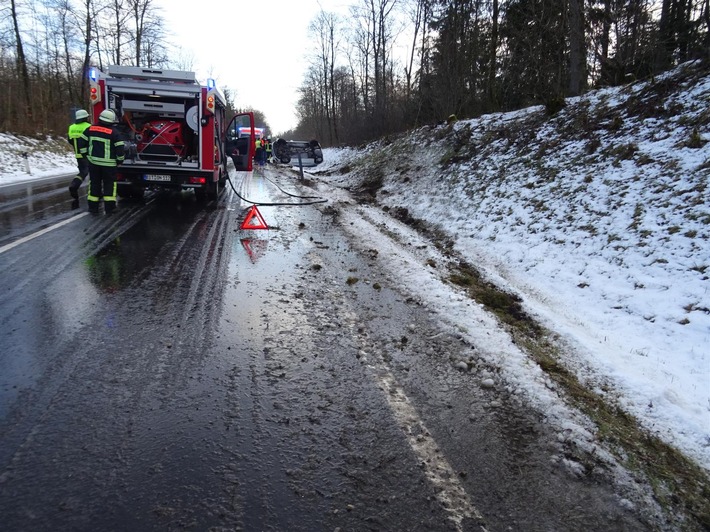 POL-PDWIL: Verkehrsunfall durch Schneeglätte