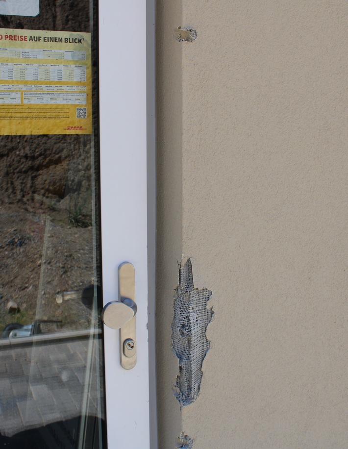 POL-RBK: Bergisch Gladbach - Unbekannte Täter brechen in Postfiliale ein
