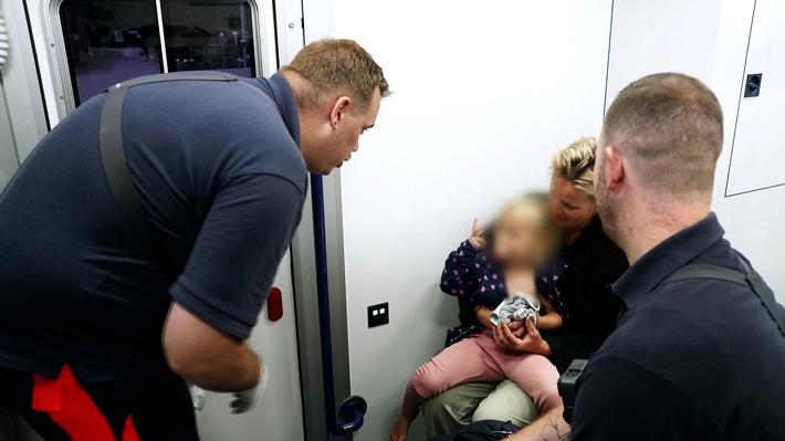 Neue Folge "Mensch Retter - NACHTSCHICHT": Lufttransport, Kinderversorgung und Obdachlosenhilfe