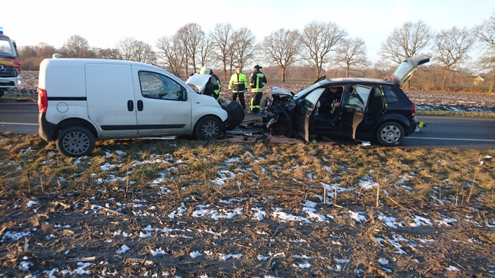 FW Lage: Verkehrsunfall zwischen 2 Fahrzeugen - 27.01.2017 - 8:27 Uhr