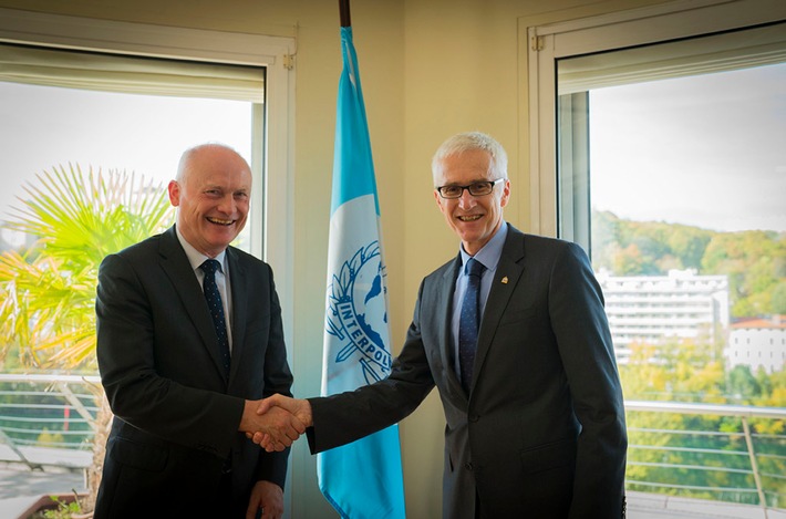 Customs and Interpol - Close Cooperation


The Director General of German Customs Authority, Schröder hosted by the Head of Interpol, Dr Stock