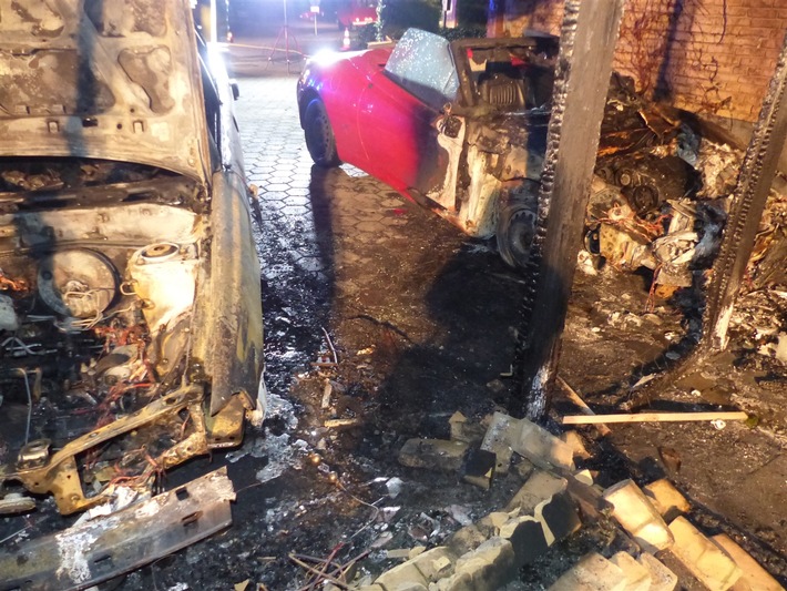 POL-MI: Feuer vernichtet Carport und zwei Autos