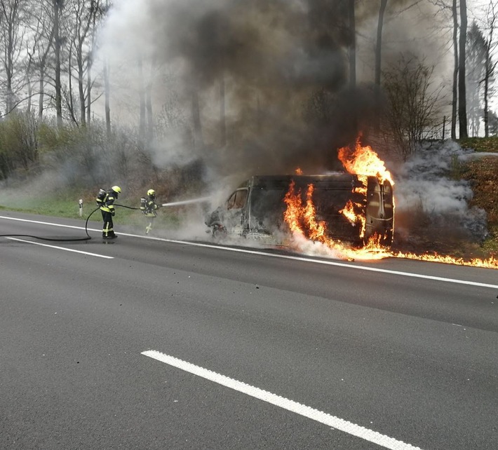 POL-GÖ: (258/2019) Technischer Defekt - Sprinter brennt auf A 7 aus, Fahrer unverletzt