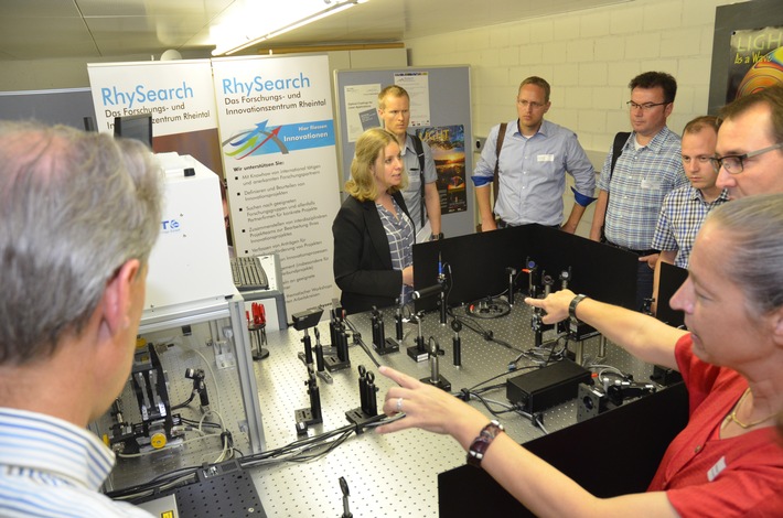 Ein neues Prüfzentrum für optische Schichten wurde an der NTB Buchs eingeweiht sowie ein gut besuchter Swissphotonics Workshop &quot;Optische Beschichtungen für Laseranwendungen&quot; durchgeführt