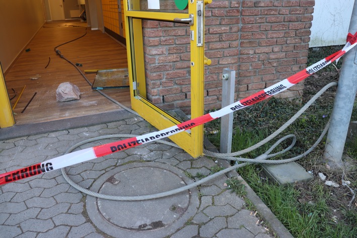 POL-PDKH: Versuchter Diebstahl eines Geldautomaten aus der Postbank Bad Kreuznach