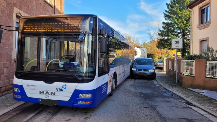 POL-PDLD: Bus touchiert geparkten PKW in Engstelle
