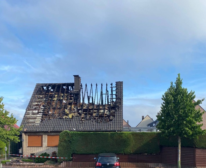 FW Voerde: Dachstuhlbrand in voller Ausdehnung im Voerder Ortsteil Spellen