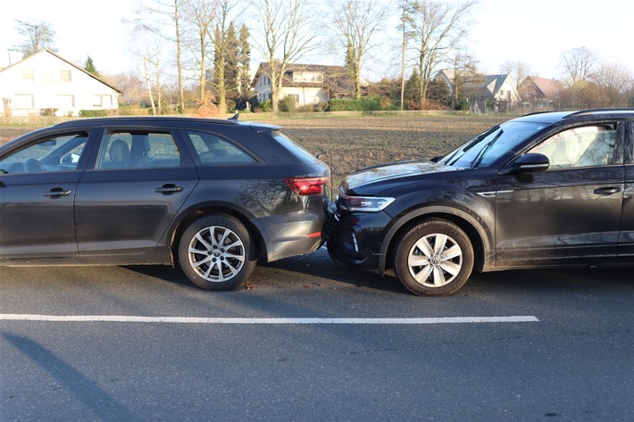POL-HF: Auffahrunfall - VW und Auto stoßen ineinander